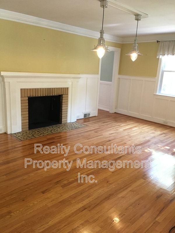 Building Photo - 2461 Lyndhurst Ave