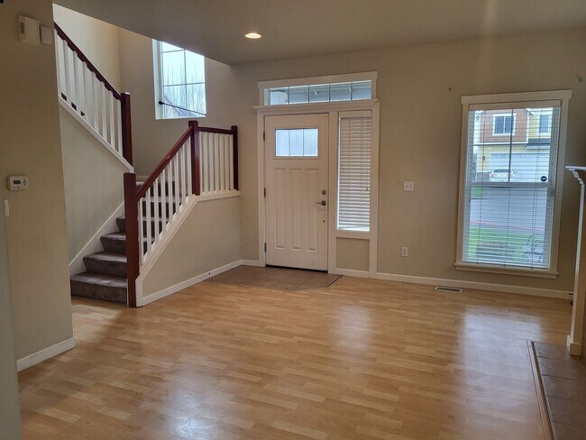 Building Photo - **$200 Move In Special**Beautiful 3 Bed 2.5 Bath 3 story home in South Hill Puyallup