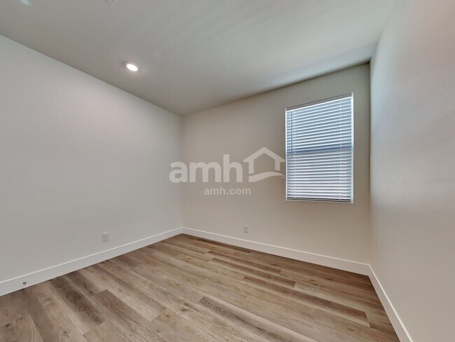 Building Photo - 874 English Primrose St