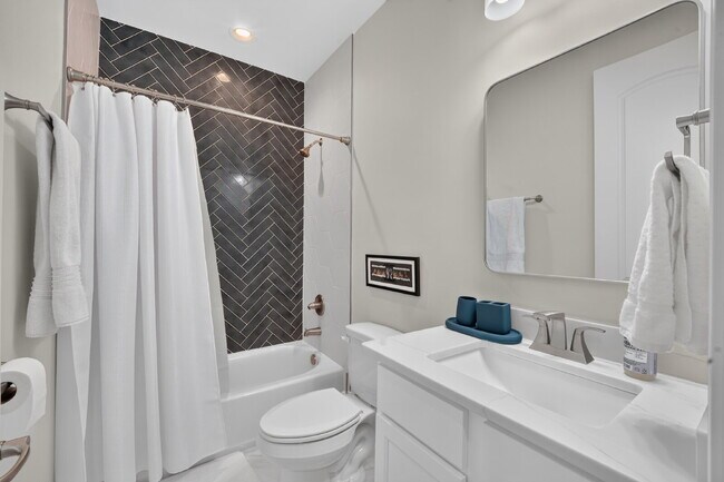 Building Photo - 706 W 44th St