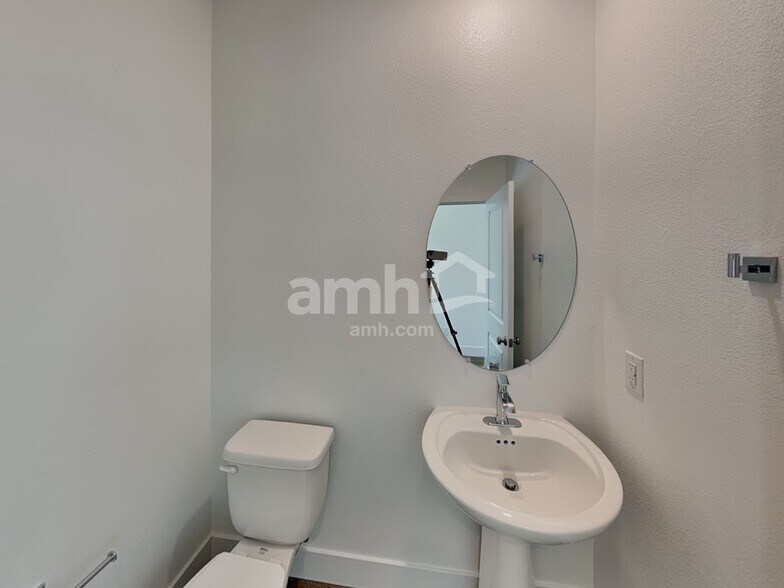 Building Photo - 7794 Hickory King Ave