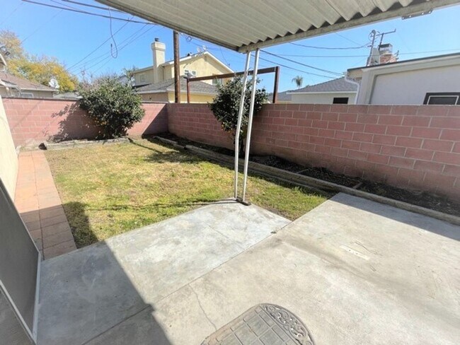 Building Photo - 5703 Silva St