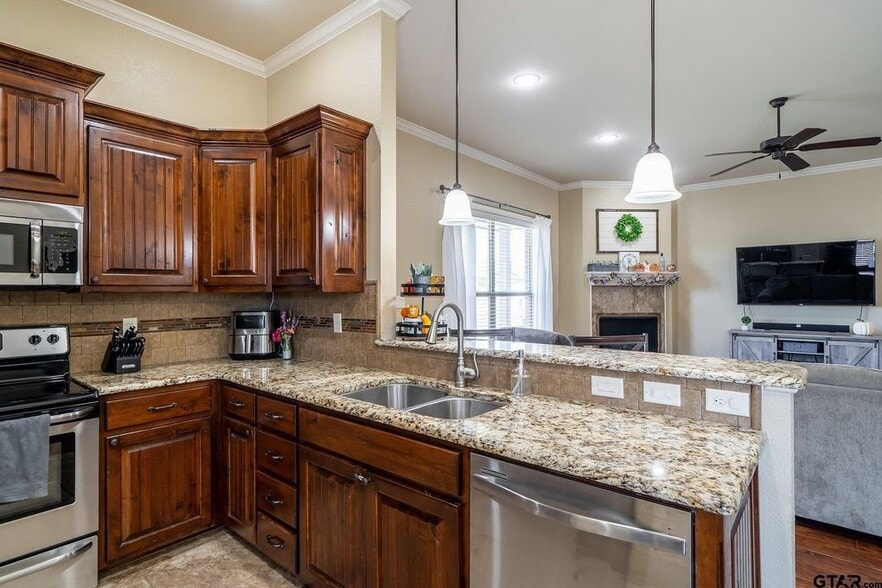 Building Photo - 121 Bois D Arc Dr