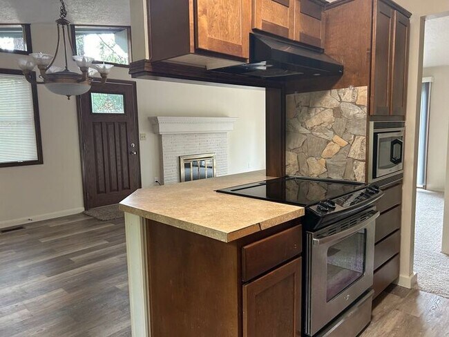 Building Photo - Charming 4 Bed Happy Valley Home