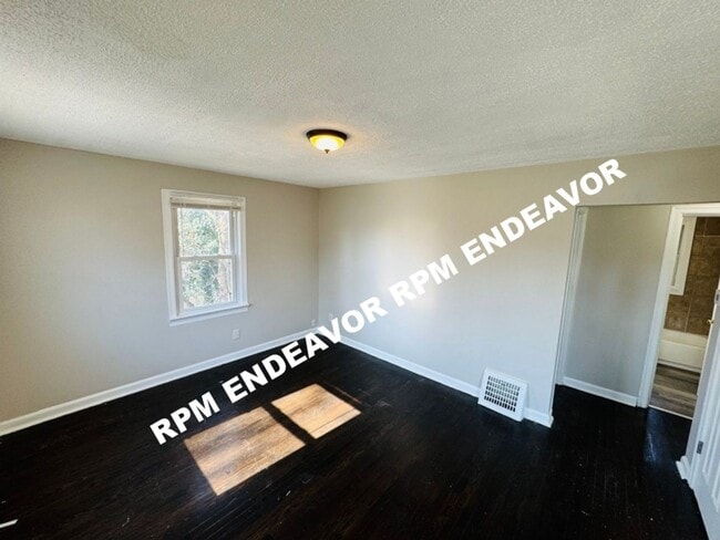 Building Photo - Cozy 2 Bed / 1 Bath