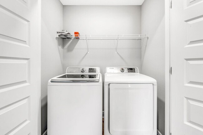 Building Photo - Newer 3 Bed/2.5 Bath Townhome with Modern ...