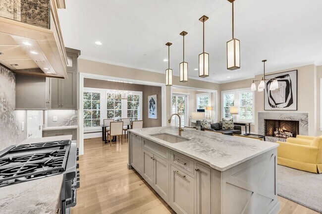 Building Photo - Franklin Gem Walking Distance to Downtown!