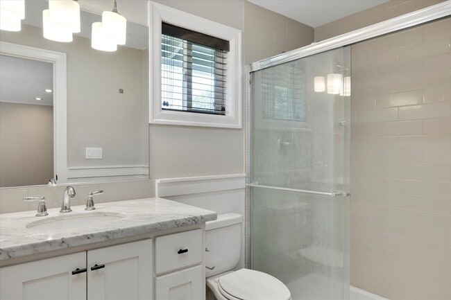 Building Photo - Live in One of Lake Oswego's Most Convenie...