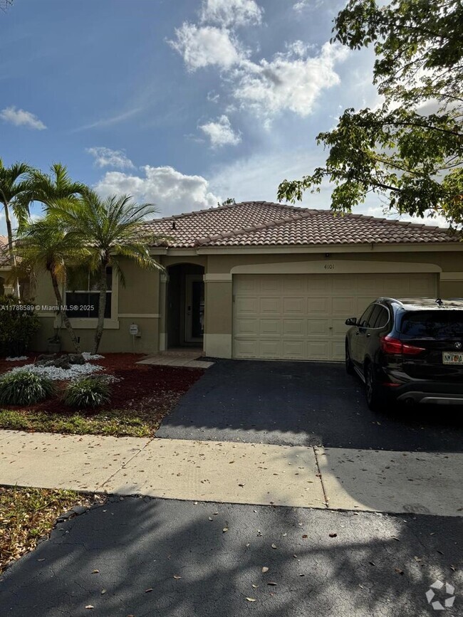 Building Photo - 4101 Pine Ridge Ln