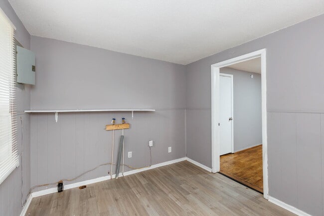 Building Photo - 208 9th Ct S