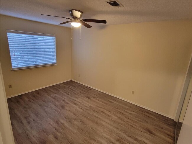 Building Photo - 1015 E Yager Ln