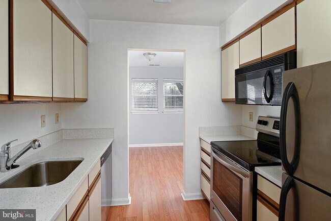 Building Photo - 8360 Montgomery Run Rd