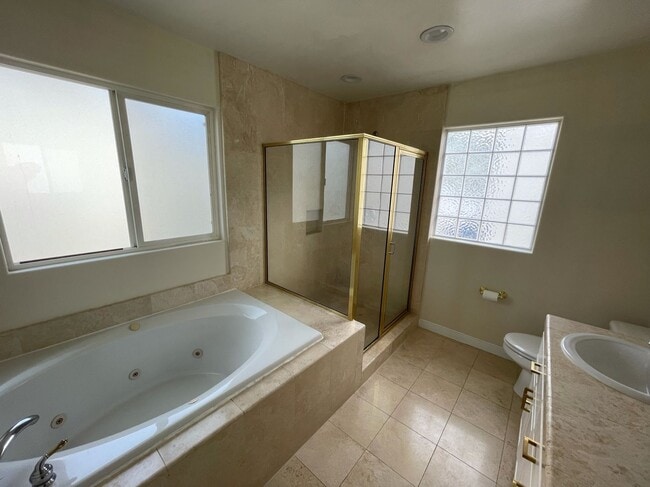 Building Photo - Beautiful Detached 4 bedroom, 2.5 Bath Tow...