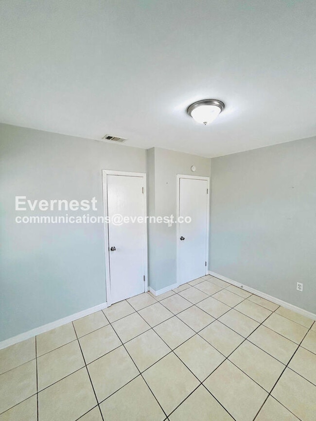 Building Photo - 3019 W Meadow St