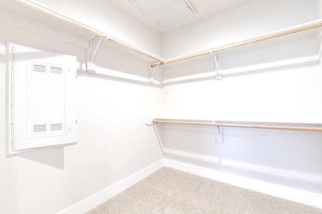 Building Photo - 925 N Elm Ave