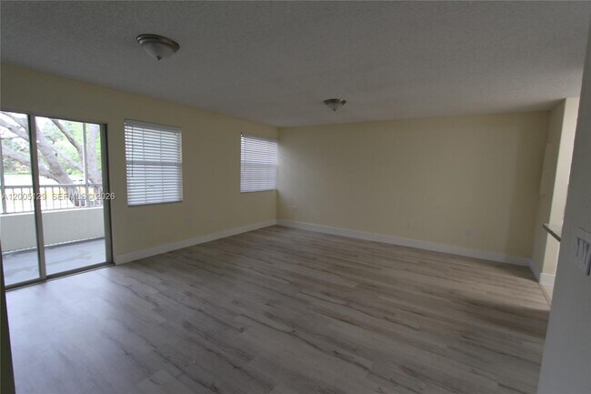 Building Photo - 2890 N Oakland Forest Dr