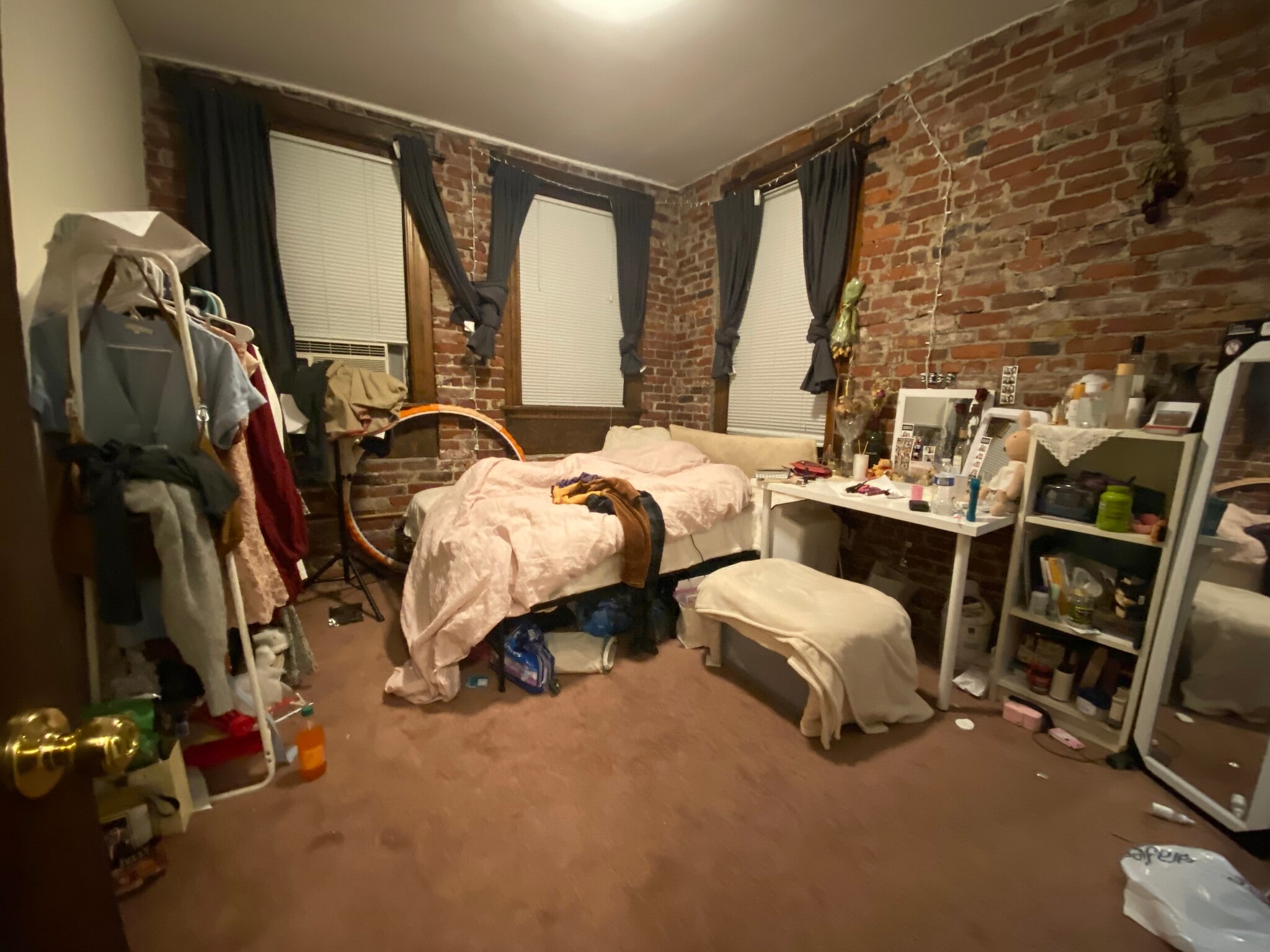 Building Photo - 54 Burbank St