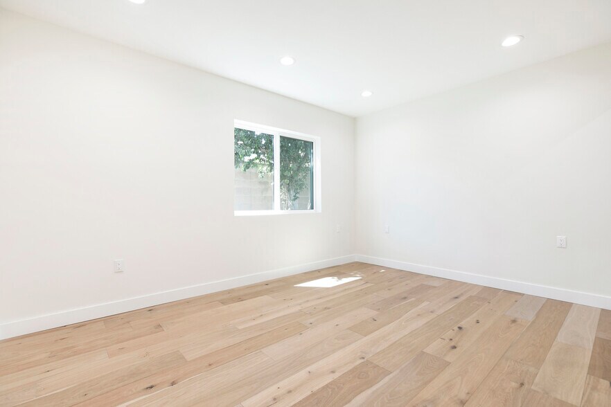 Building Photo - 10446 Woodley Ave