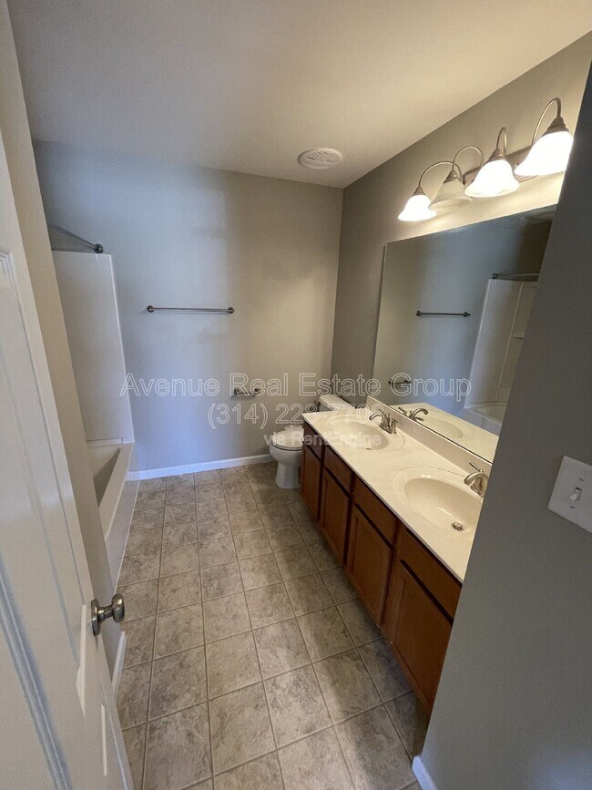 Building Photo - 5533 Emerald Pl Dr