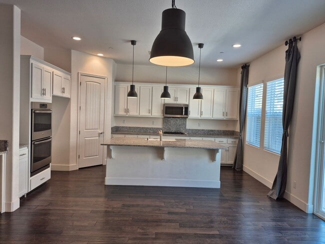 Building Photo - Adorable 4 bedroom 3 Bath with Loft