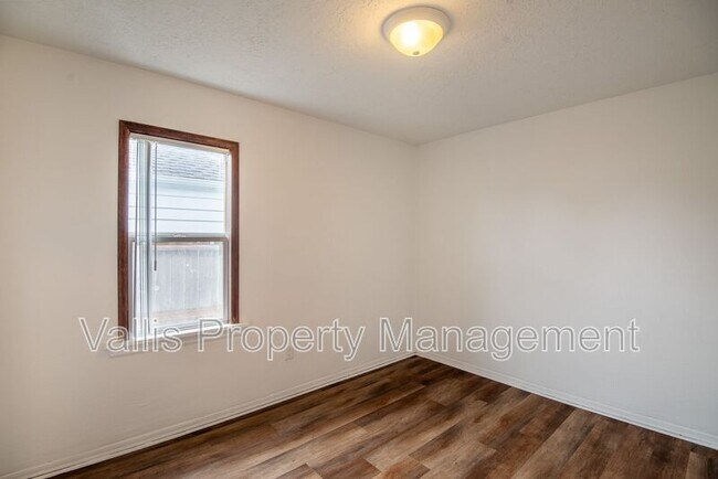 Building Photo - 920 13th St NE