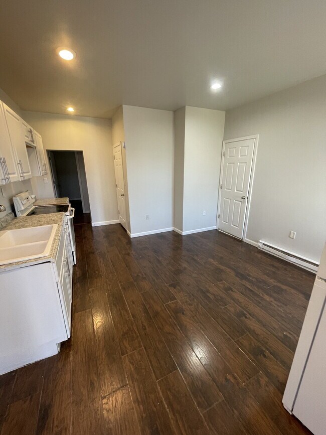 Building Photo - Cozy 1 bedroom unit with extra space!