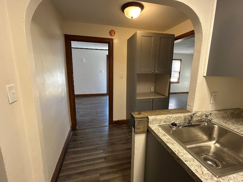 Building Photo - 422 E Broadway St