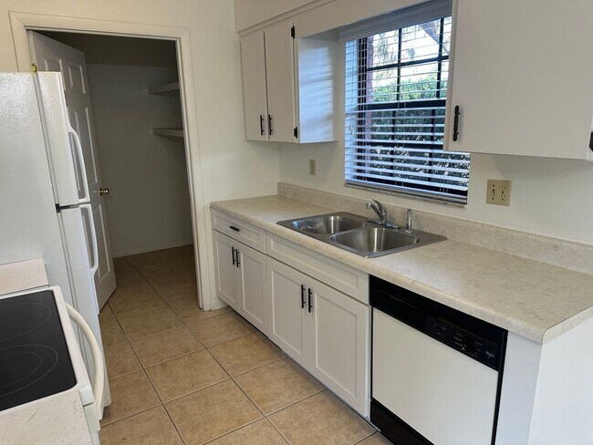 Building Photo - 706 Lee St