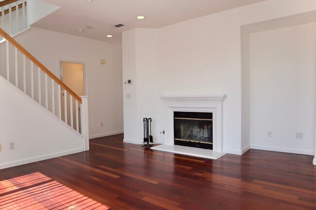 Building Photo - FRESH & BRIGHT 3 BEDROOM GEM IN PRIME LOCA...