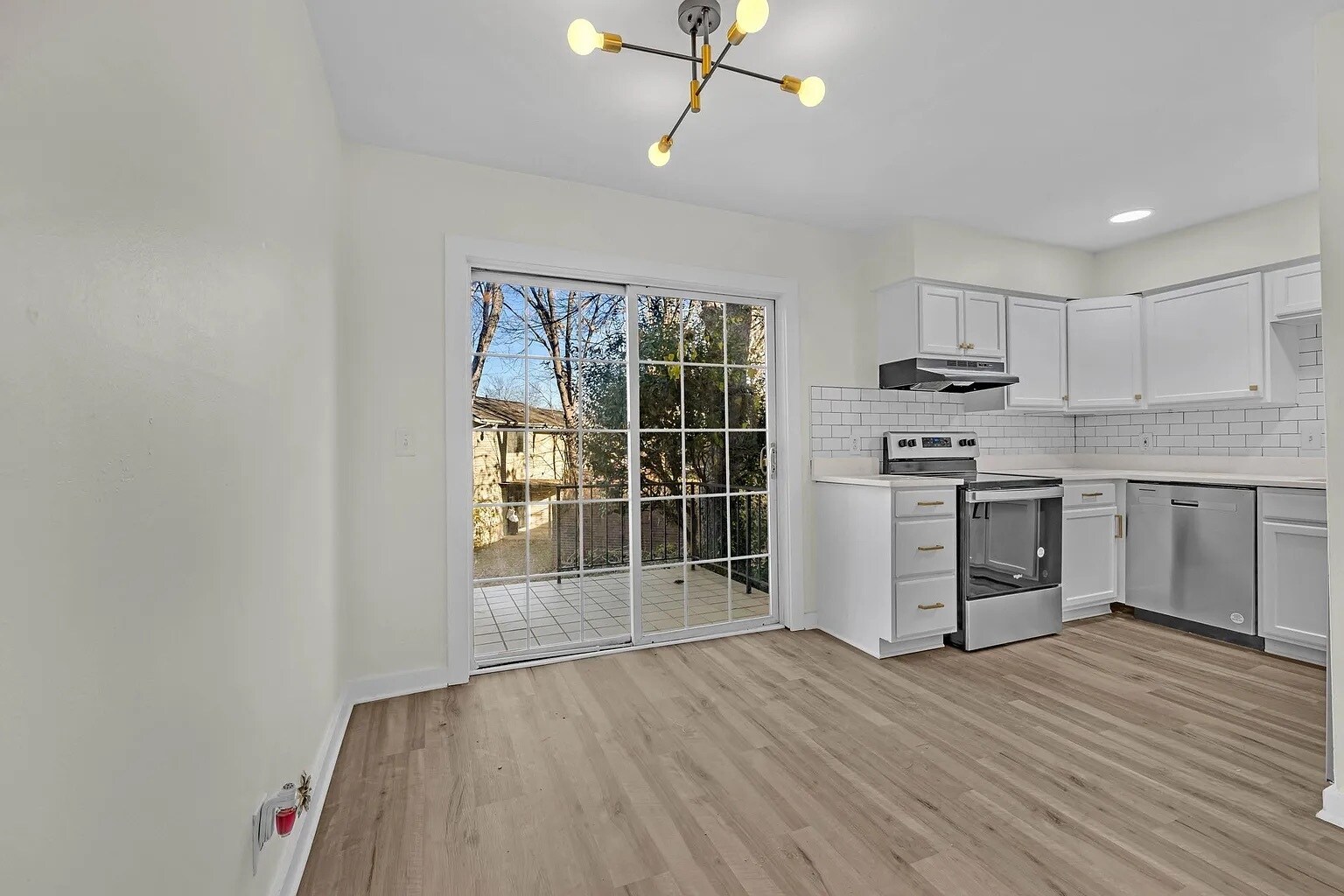 Kitchen and dining area - 4958 Edmondson Pike