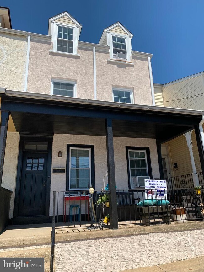 Building Photo - 316 Harry St