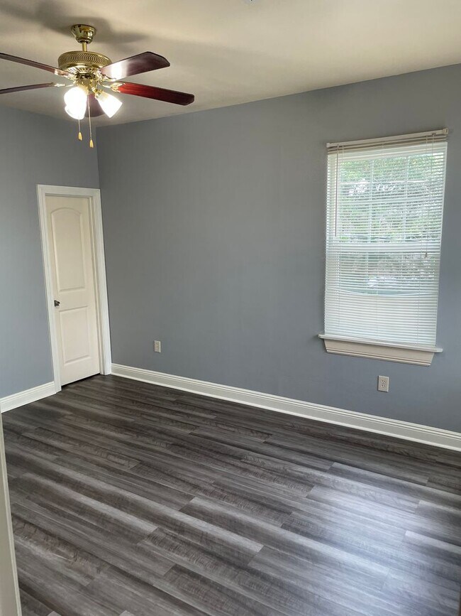 Building Photo - 4BD/2BA in the heart of MidCity w/ Off Street Parking and Laundry in Unit