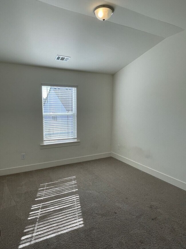 Building Photo - Townhouse in the Lovely Townes of Auburn