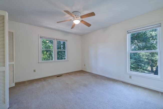 Building Photo - 2 Bedroom Duplex - Close to Campus!