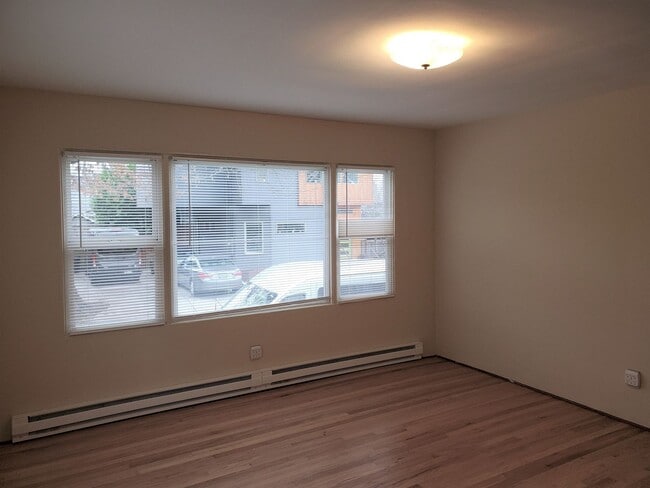 Building Photo - Classic One Bedroom, One Bathroom Apartmen...
