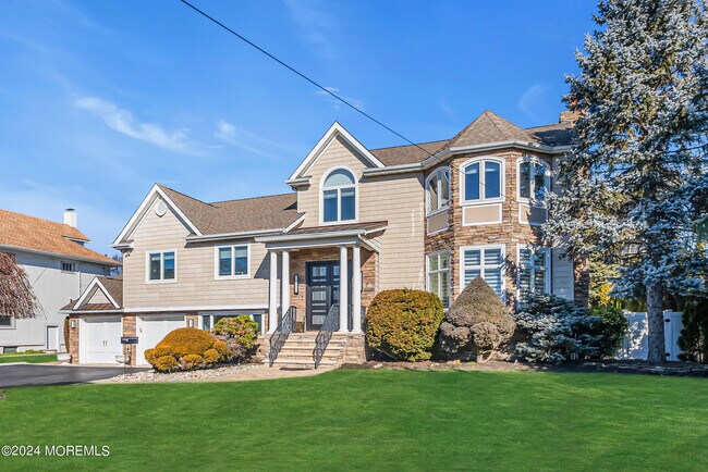 Building Photo - 215 Hollywood Ave