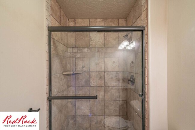 Building Photo - Dog Friendly, Beautiful Southgate Townhome!