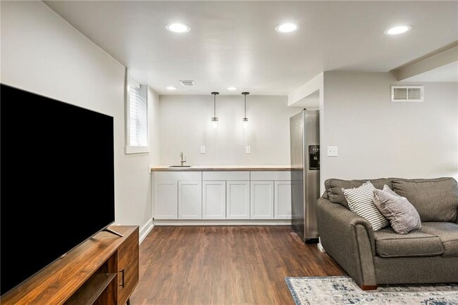 Building Photo - 2341 Elmwood Cir SE