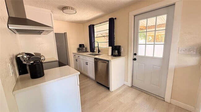 Building Photo - 905 Jones St