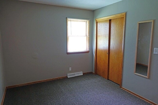 Building Photo - 62 W Woodridge Dr