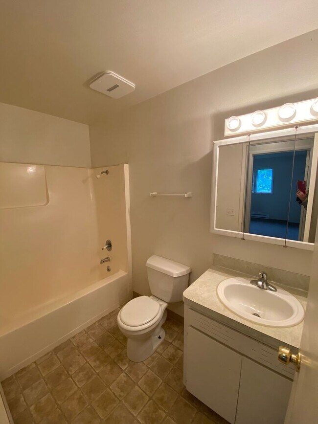 Building Photo - 4 - bedroom home close to Stateline
