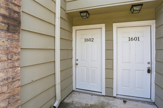 Building Photo - 2800 Jeanetta St