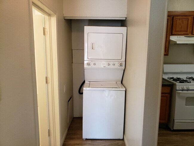 Building Photo - FI416-YA