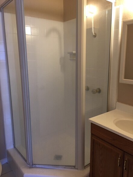 Master bath - 613 S Shelton St