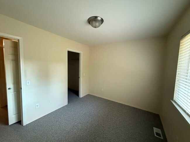 Building Photo - 1608 Hollow Dale Pl