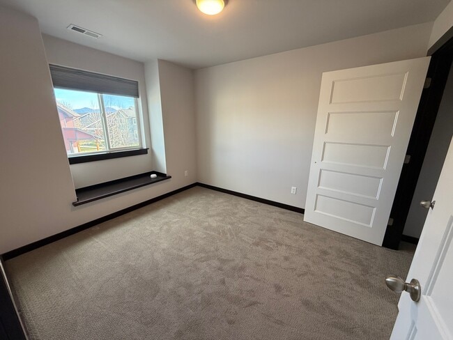 Building Photo - 5475 Vermeer Ln