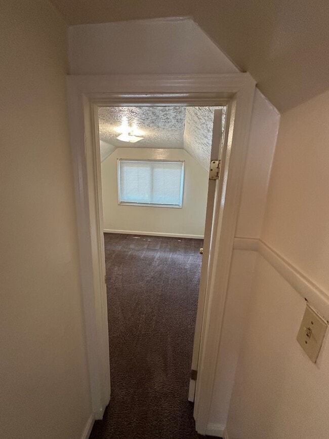 Building Photo - House for rent: Four bedroom,One bath, sto...