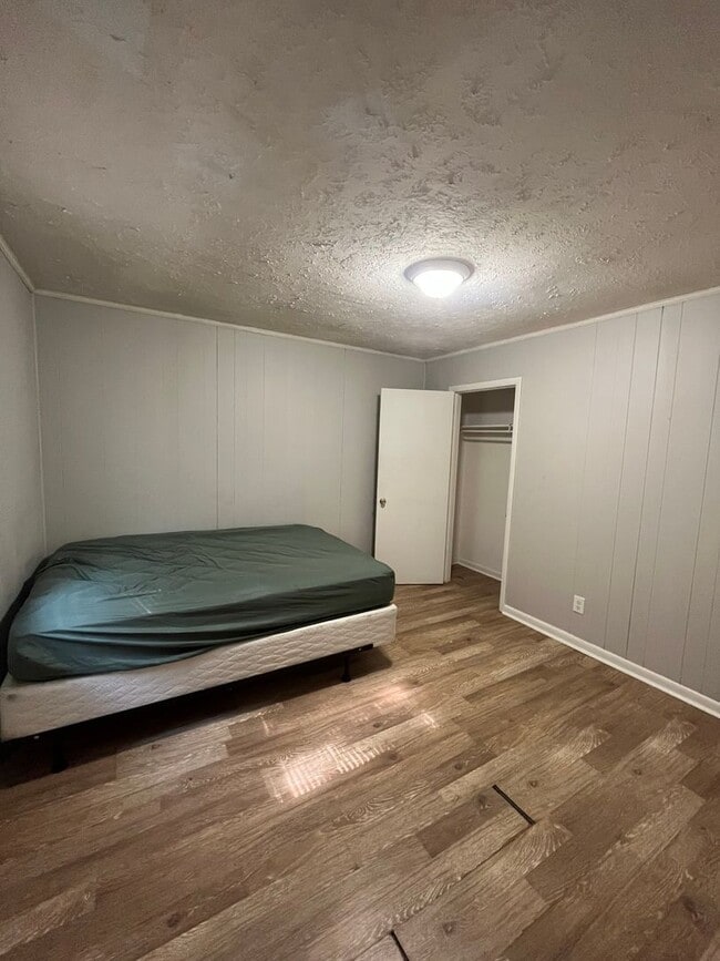 Building Photo - 2 Bedroom/1 Bath Duplex at 423 Cedar Valle...