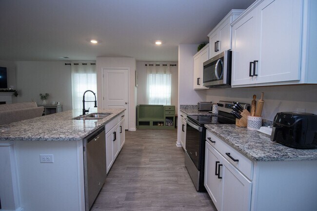 Building Photo - Stylish & Spacious Pet-Friendly Home in Bo...