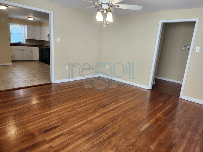 Building Photo - Great Home for UAMS Students